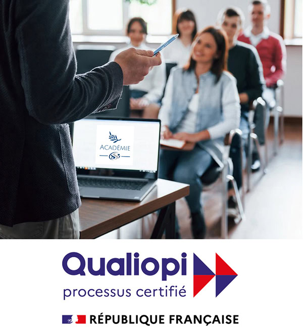 Une personne est debout et s'adresse à un groupe d'adultes assis dans une salle de classe ; un ordinateur portable affichant Académie est ouvert. En dessous, le logo de certification Qualiopi et le texte République Française.