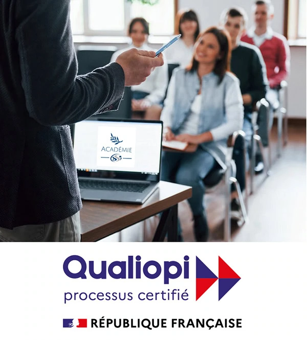 Une personne est debout et s'adresse à un groupe d'adultes assis dans une salle de classe ; un ordinateur portable affichant Académie est ouvert. En dessous, le logo de certification Qualiopi et le texte République Française.