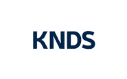 L'image montre l'acronyme KNDS en lettres majuscules bleu foncé en gras centrées sur un fond gris clair.