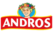 Le logo d'Andros représente un enfant blond souriant, coiffé d'une couronne de fruits colorée, surmonté d'une bannière rouge avec le mot « ANDROS » écrit en lettres blanches et grasses. Un fond bleu clair et jaune complète le design.