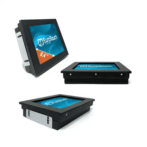 Trois écrans tactiles noirs sont présentés sous différents angles. Ils affichent le logo EuroTouch et le format 8.4. Leur design rectangulaire et plat est doté de ports latéraux et de supports de fixation visibles.