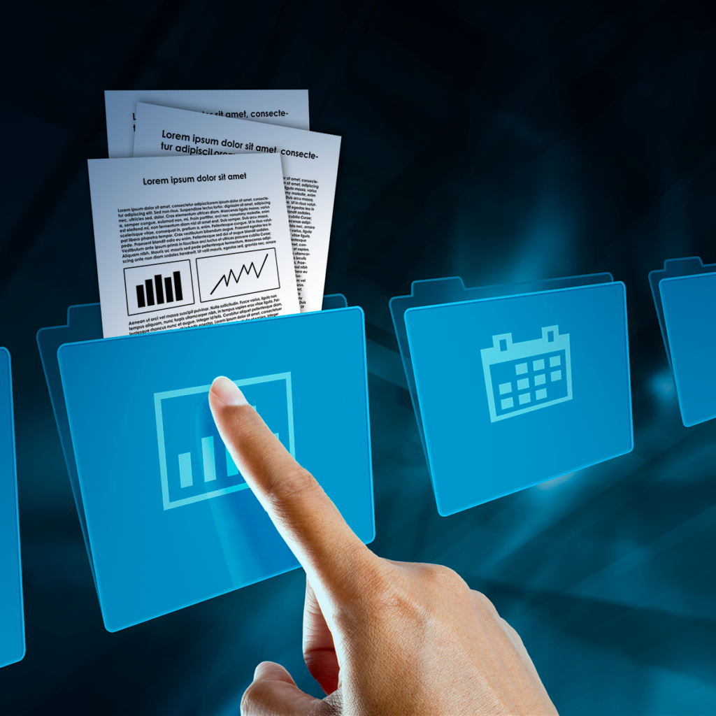 Une main pointe vers une icône de dossier virtuel affichant des graphiques ; à l'intérieur du dossier, des documents avec des graphiques et du texte sont visibles sur un fond bleu numérique.