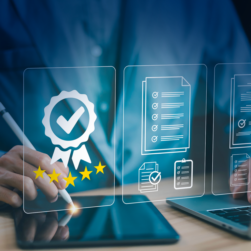 Une personne utilise un stylet sur une tablette à proximité d'un ordinateur portable, avec des icônes numériques affichant un badge de coche, des listes de contrôle et cinq étoiles, représentant l'assurance qualité et la certification.