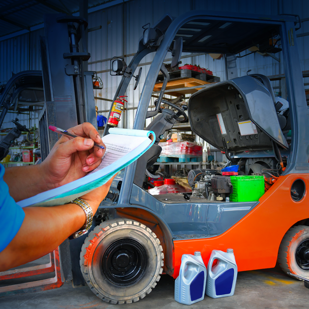 Une personne écrit sur une liste de contrôle devant un chariot élévateur orange dont le compartiment moteur est ouvert, indiquant des travaux de maintenance. Deux bidons d'huile moteur sont placés à proximité, dans un atelier.