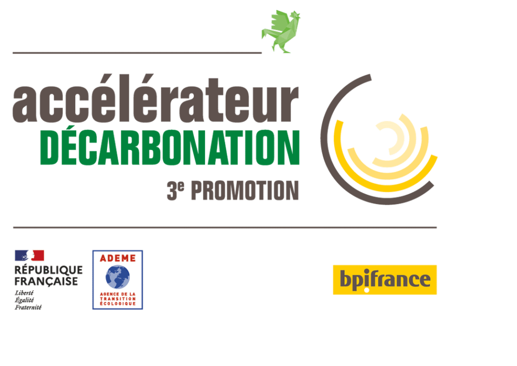 Logo annonçant la 3ème promotion du programme accélérateur décarbonation, avec les logos partenaires : République Française, ADEME et Bpifrance. Icône de coq vert et graphique jaune circulaire inclus.