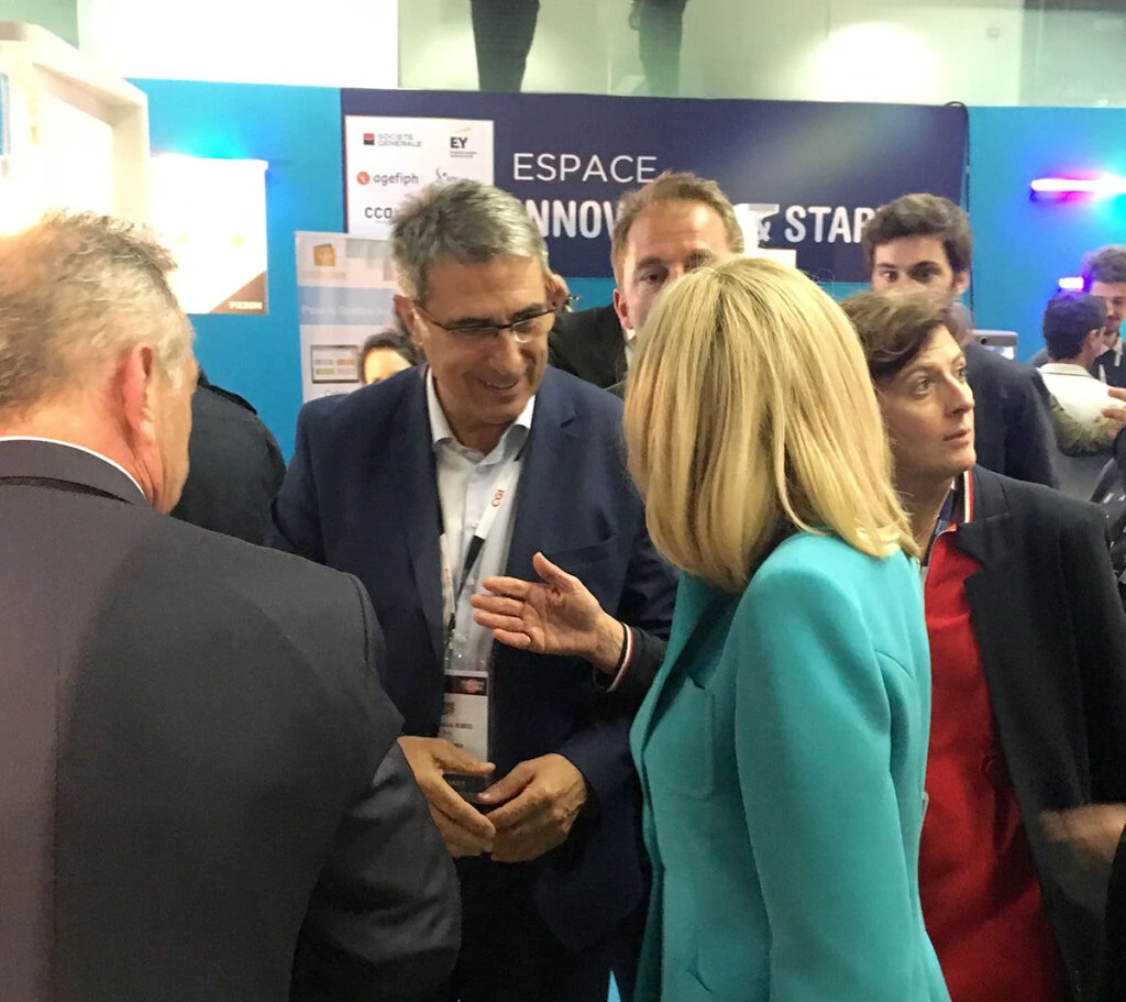 Plusieurs personnes en tenue professionnelle discutent lors d'un événement professionnel à Paris, avec en arrière-plan un panneau indiquant ESPACE INNOV et START, reflétant l'atmosphère animée et concentrée du Salon du Handicap.