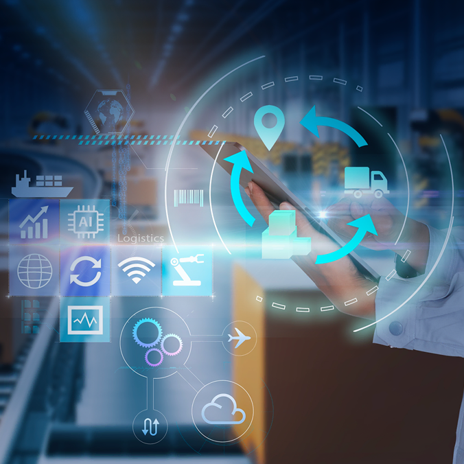 Une personne utilise une tablette dans un entrepôt avec des icônes de logistique numérique et de chaîne d'approvisionnement, notamment des graphiques, des camions, des engrenages et des symboles de nuages, affichés sous forme d'hologrammes.