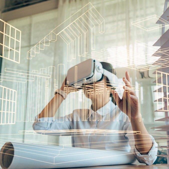 Une personne portant un casque de réalité virtuelle interagit avec des plans architecturaux numériques, entourée de structures de bâtiments holographiques, tout en étant assise à un bureau avec des plans enroulés.