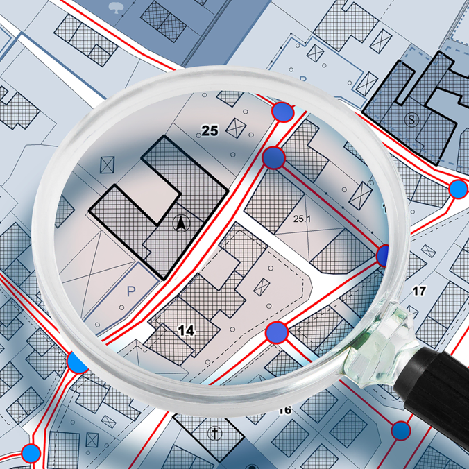 Une loupe survole une carte détaillée, agrandissant une section avec des bâtiments, des numéros de lot, des routes et des lignes d'itinéraire rouges avec des nœuds bleus sur un fond bleu clair.