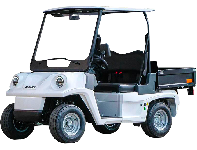 Un véhicule utilitaire électrique compact et blanc avec une cabine ouverte, un toit noir, deux sièges et un espace de chargement à plat à l'arrière, vu du côté avant gauche.