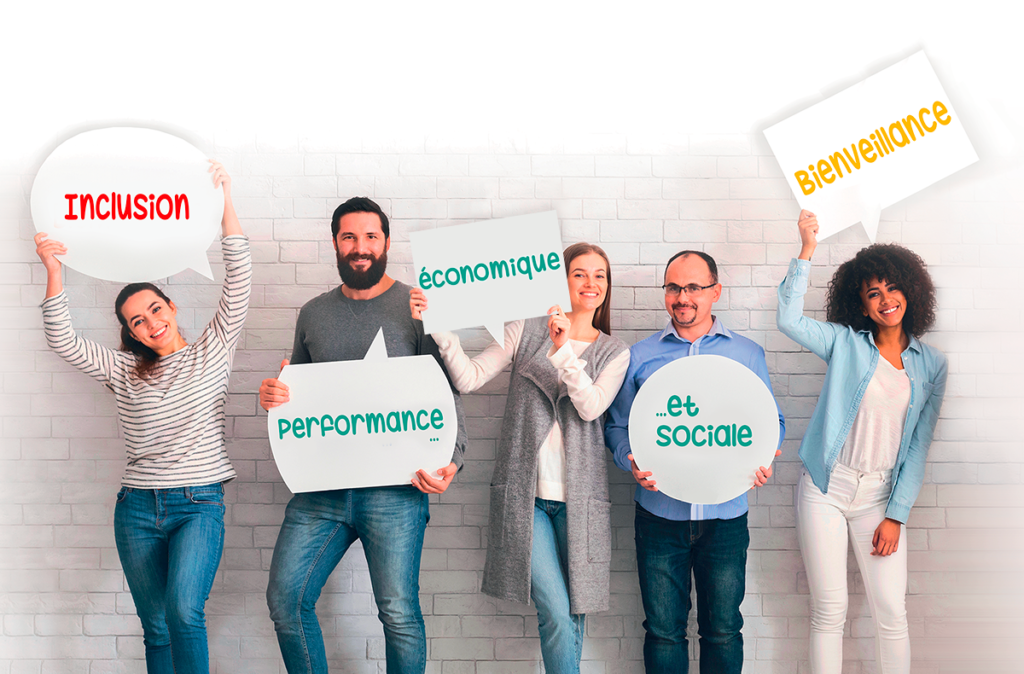 Cinq personnes souriantes se tiennent contre un mur de briques blanches, chacune tenant une pancarte avec des mots en français : Inclusion, performance économique, ...et sociale, et Bienveillance.