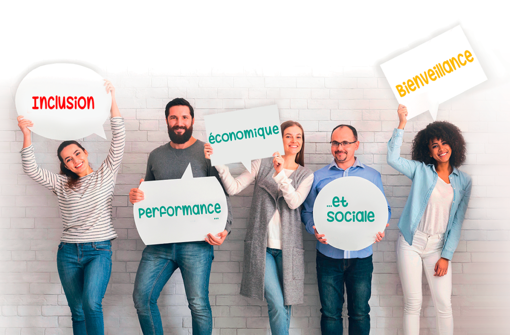 Cinq personnes souriantes se tiennent contre un mur de briques blanches, chacune tenant une pancarte avec des mots en français : Inclusion, performance économique, ...et sociale, et Bienveillance.